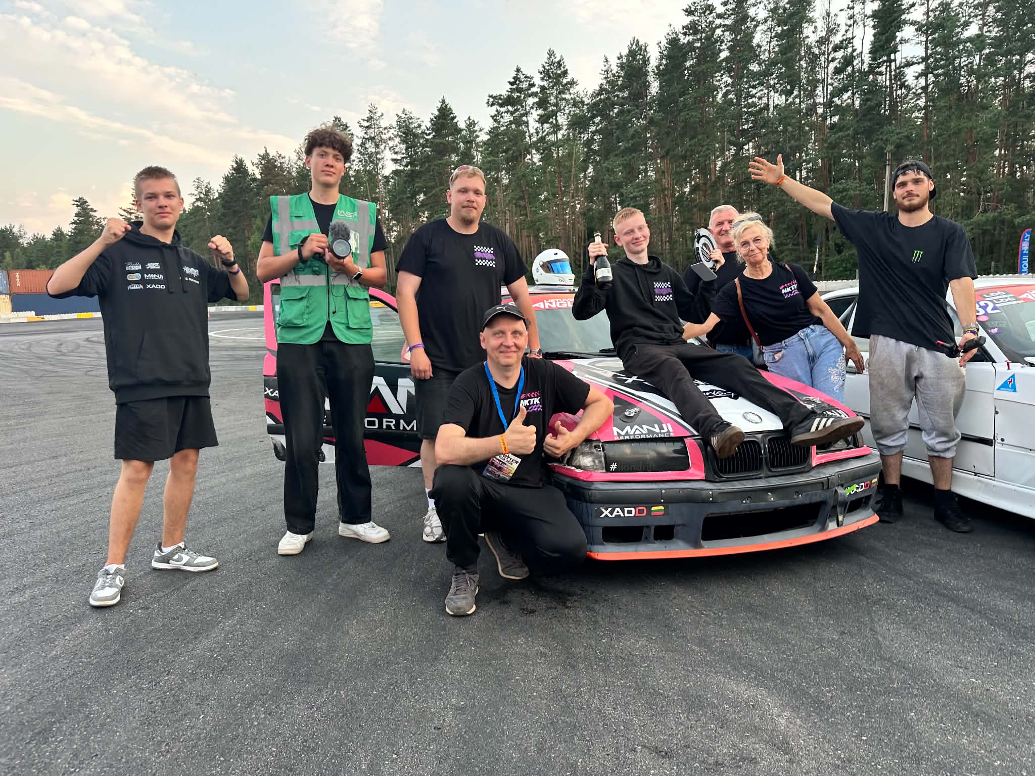 NKTK drifto komanda LDČ Street IV etapas Madžiūnai 2026 - Benas Jonutis 3 vieta podiumas, bendra komandos nuotrauka