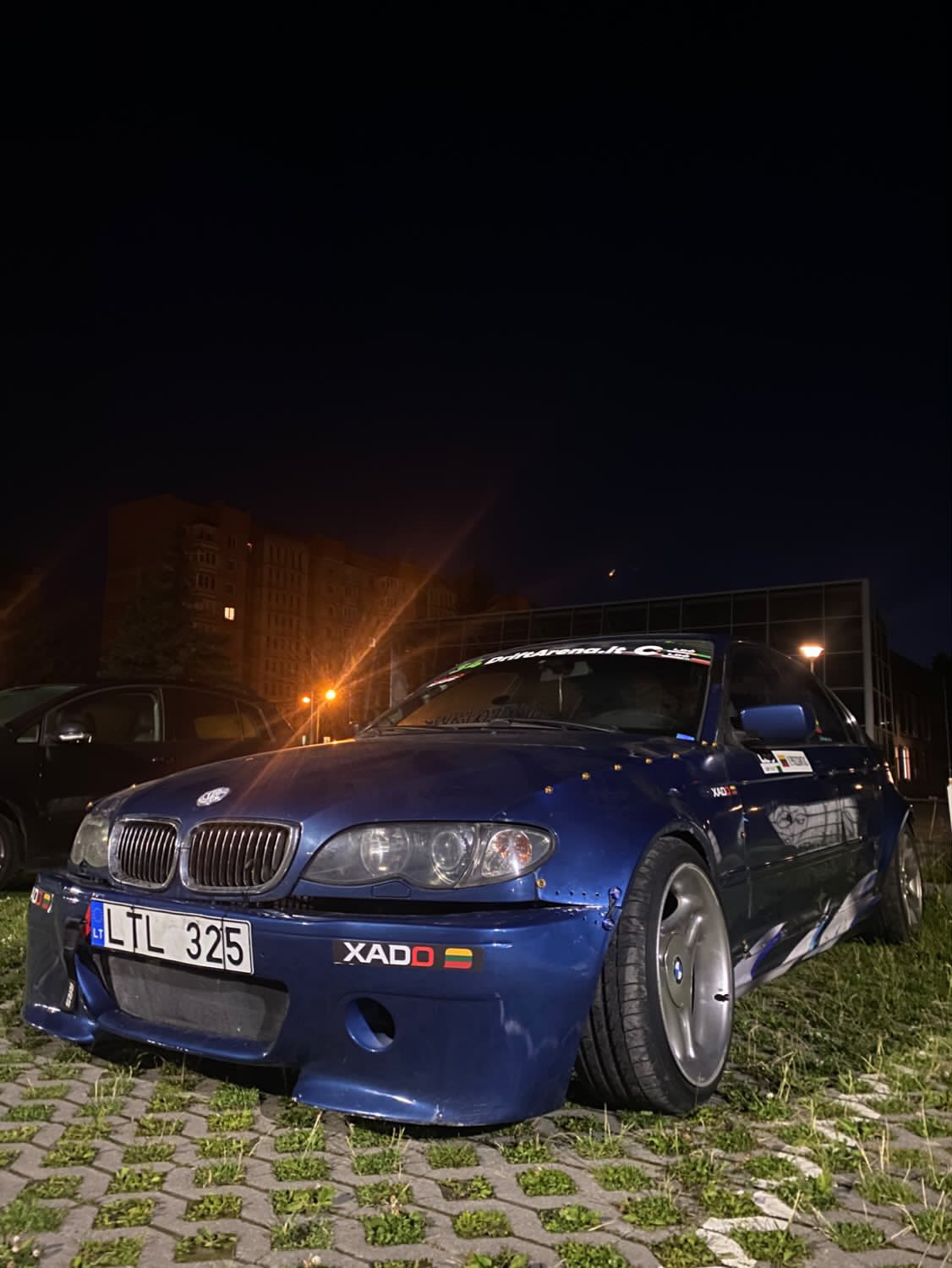 Mėlynas BMW E46 sedanas – Viliaus Prižginto bolidas, į kurį įdėtas M52B28 variklis